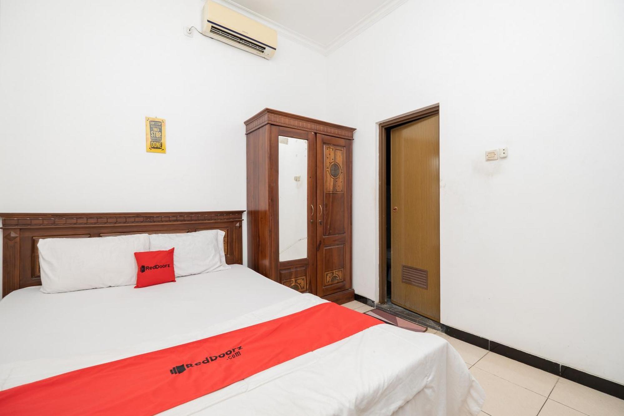 מלון Reddoorz At Nginden סוראבאיה מראה חיצוני תמונה
