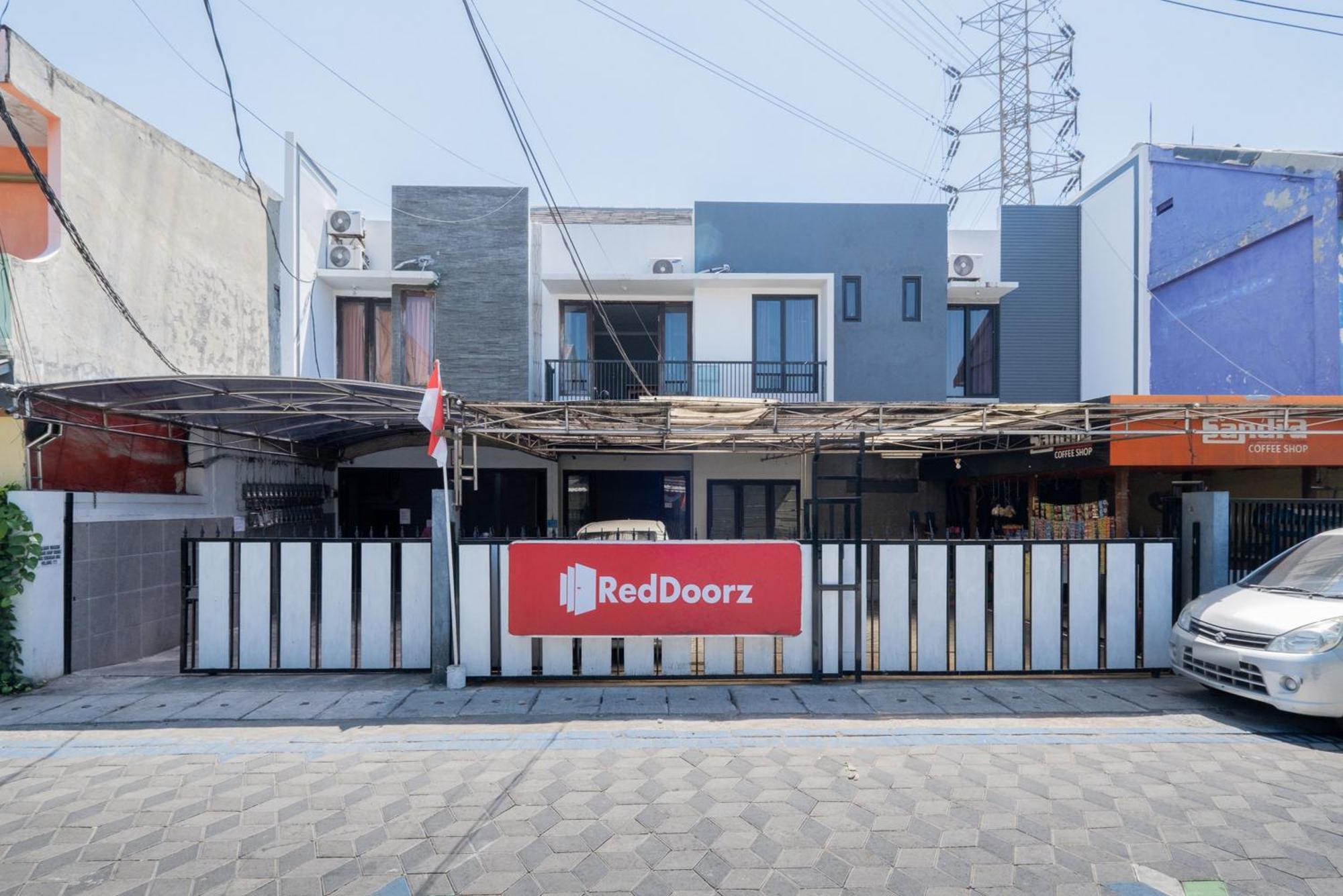 מלון Reddoorz At Nginden סוראבאיה מראה חיצוני תמונה